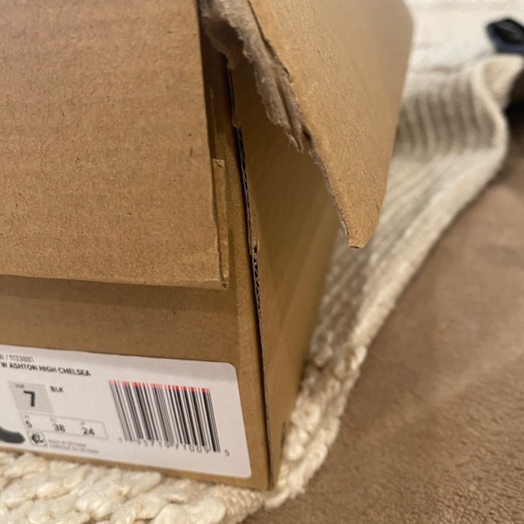 NEW IN BOX! UGG Ashton High Chelsea Boot - Picture 15 of 16